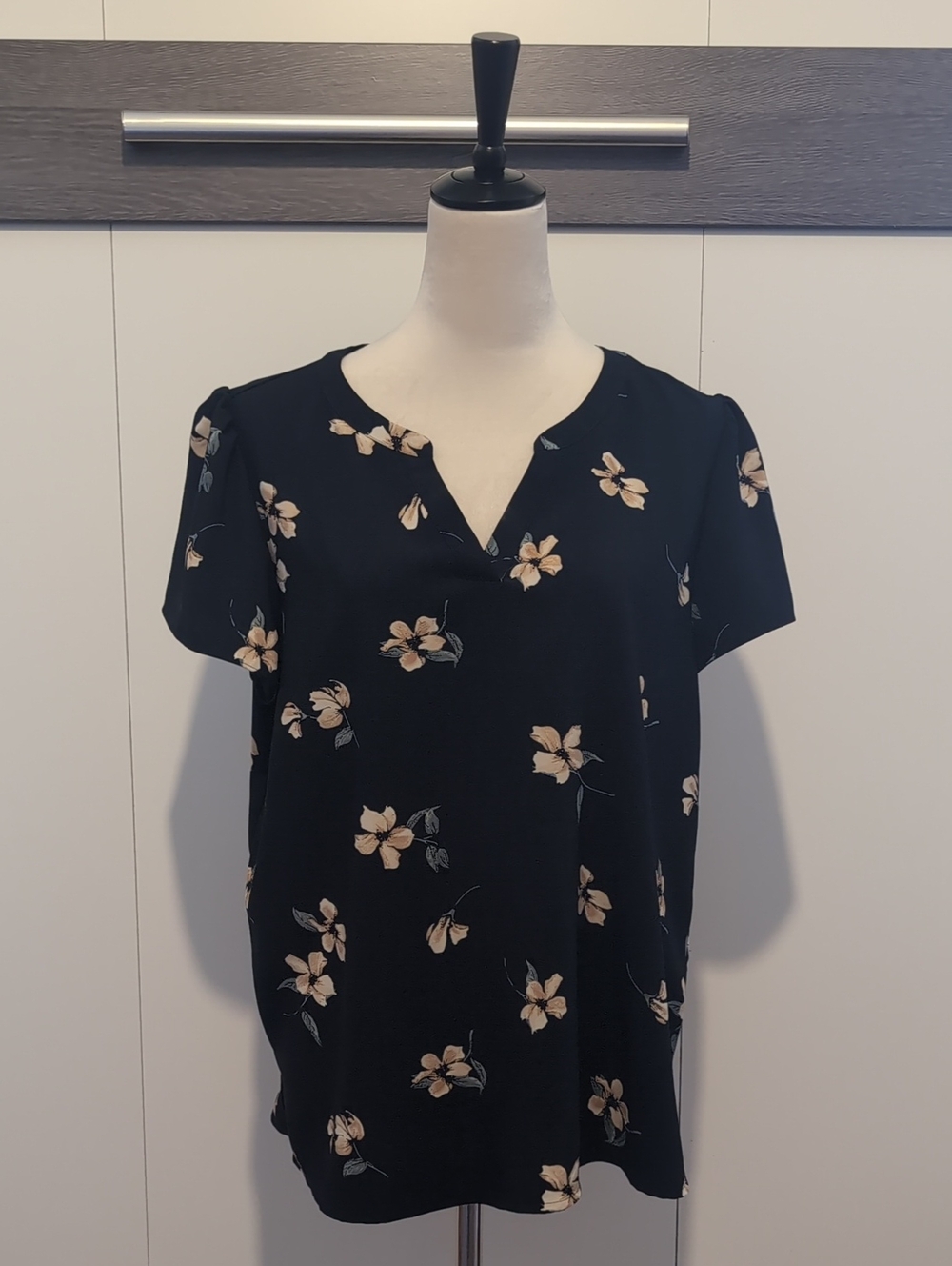 Hilary Radley Black Short Sleeve Floral Notch V-Neck Blouse
